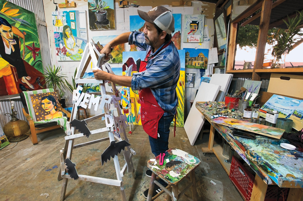 Cruz Ortiz in his studio