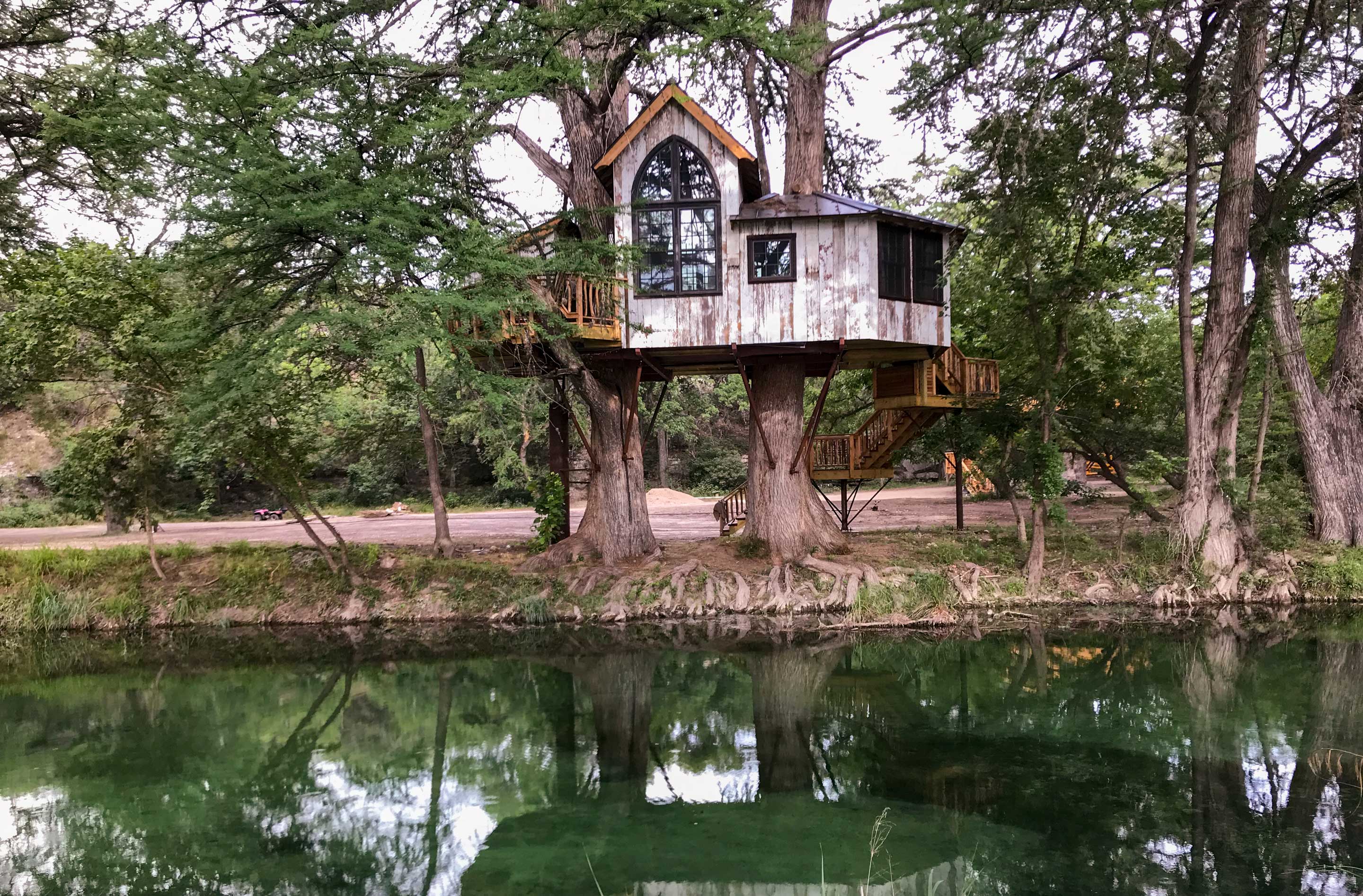 A treehouse on the Sabinal river
