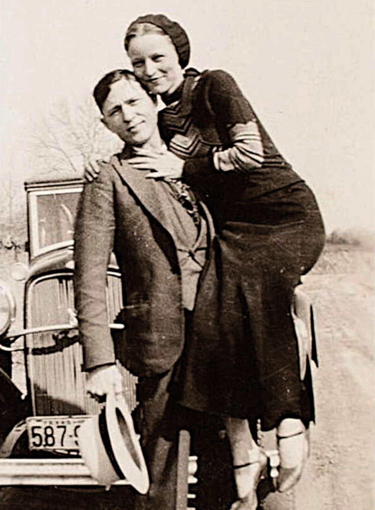 https://texashighways.com/wp-content/uploads/2020/09/bonnie-clyde-in-front-of-car.jpg