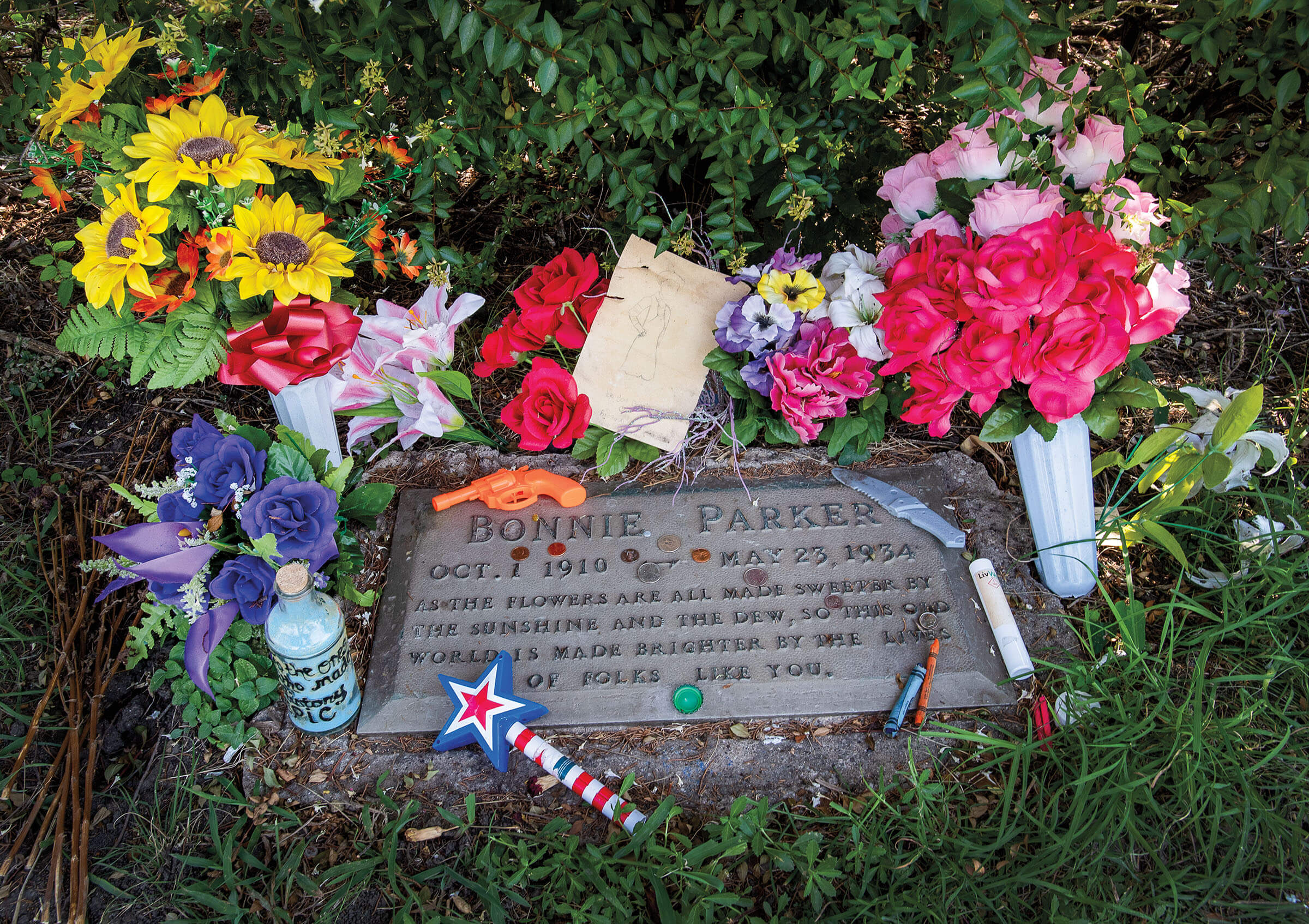 Bonnie Parker's gravestone, adorned with flowers