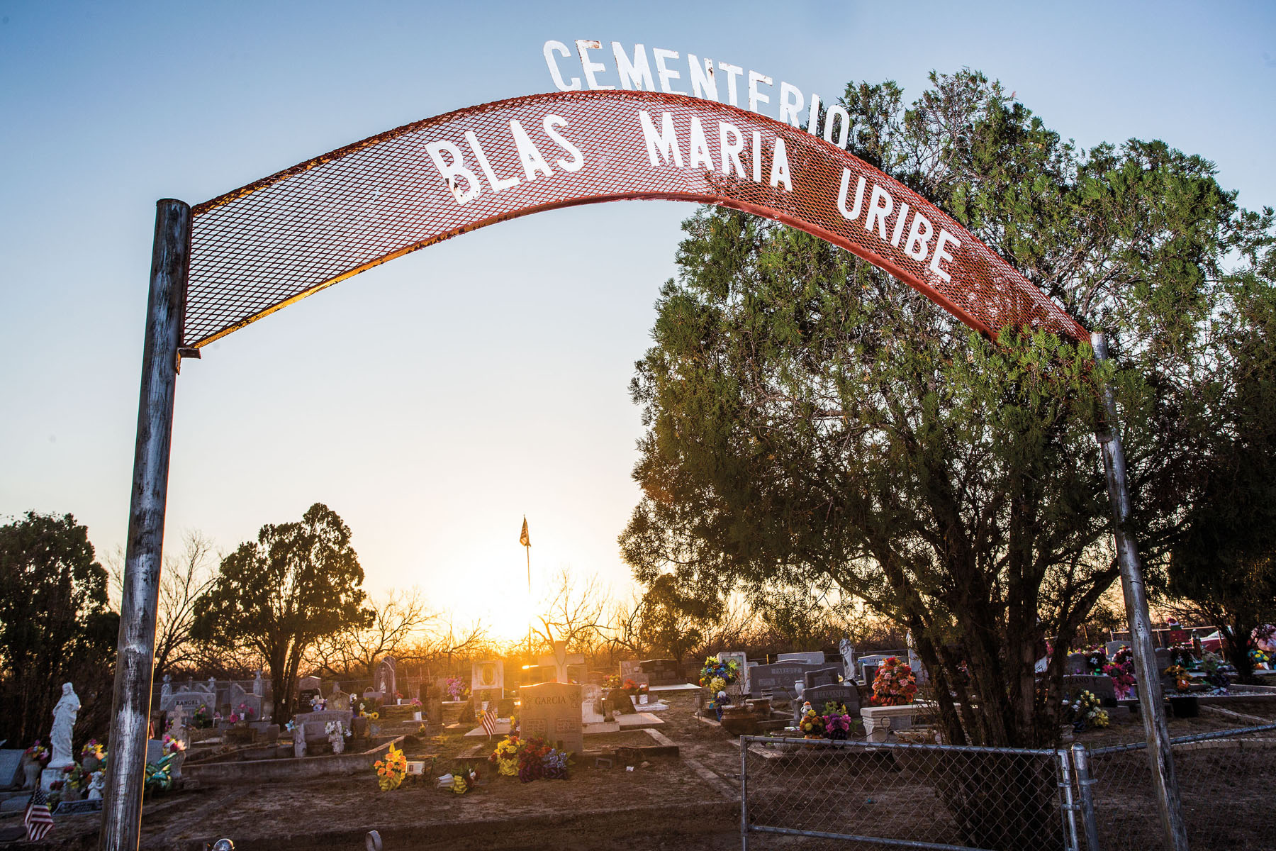 A red metal archway rading "Cemeterio Blas Maria Uribe"