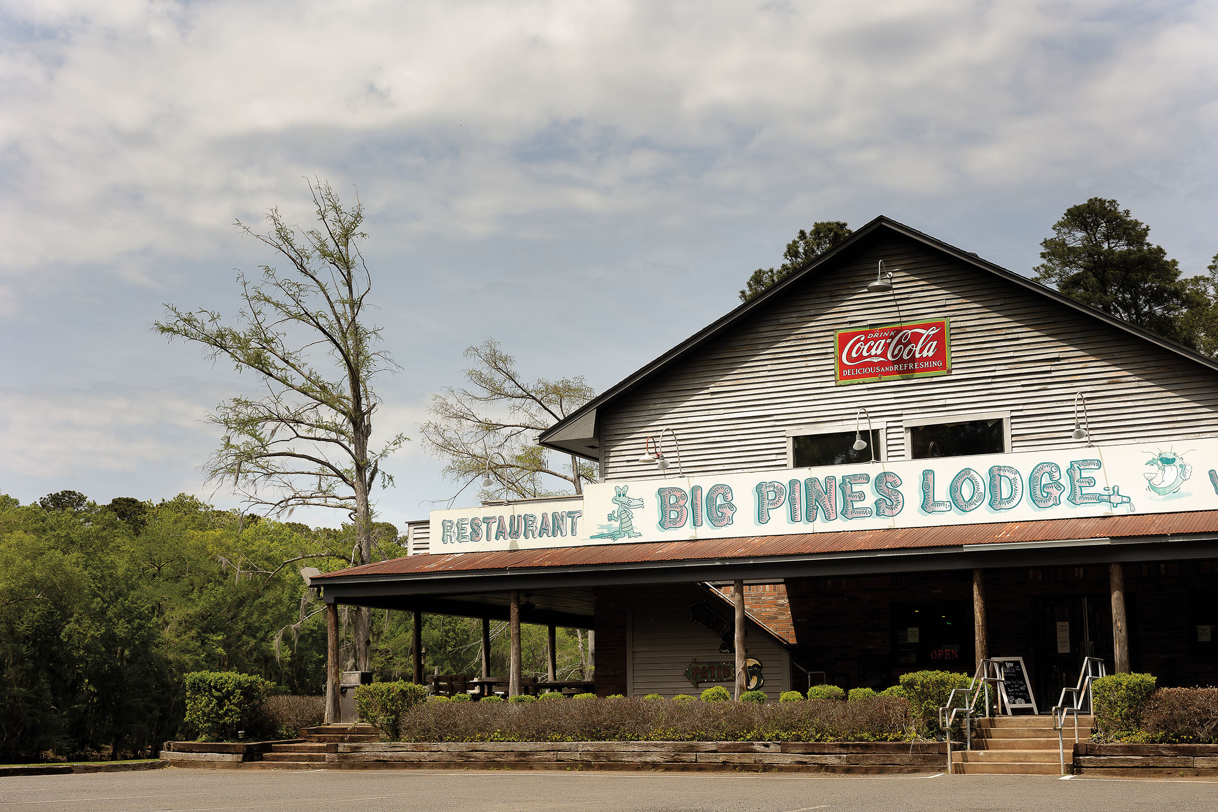 Photo of an old-school lakeside restaurant exterior