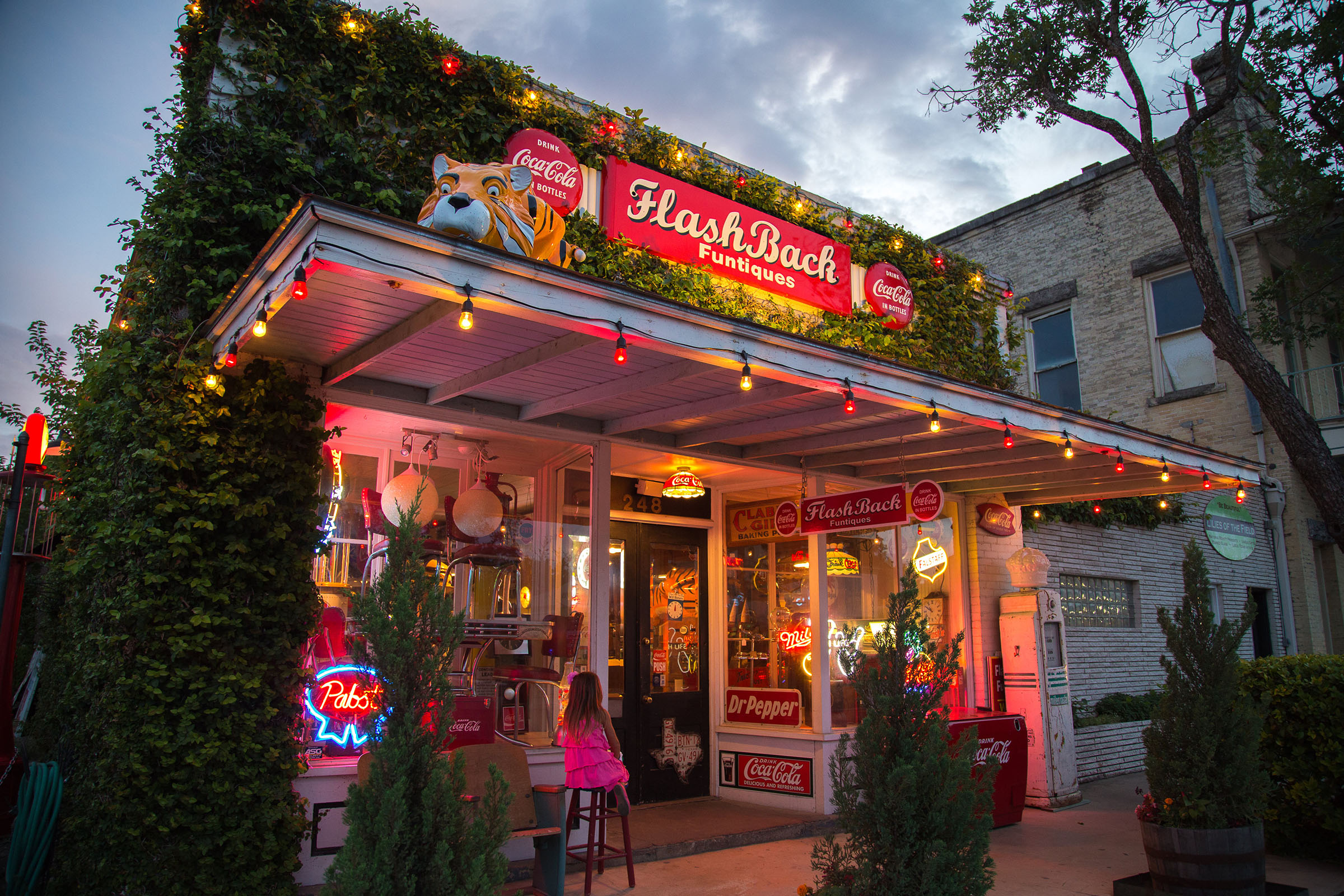 The outside of Flashback Funtiques in Boerne, Texas