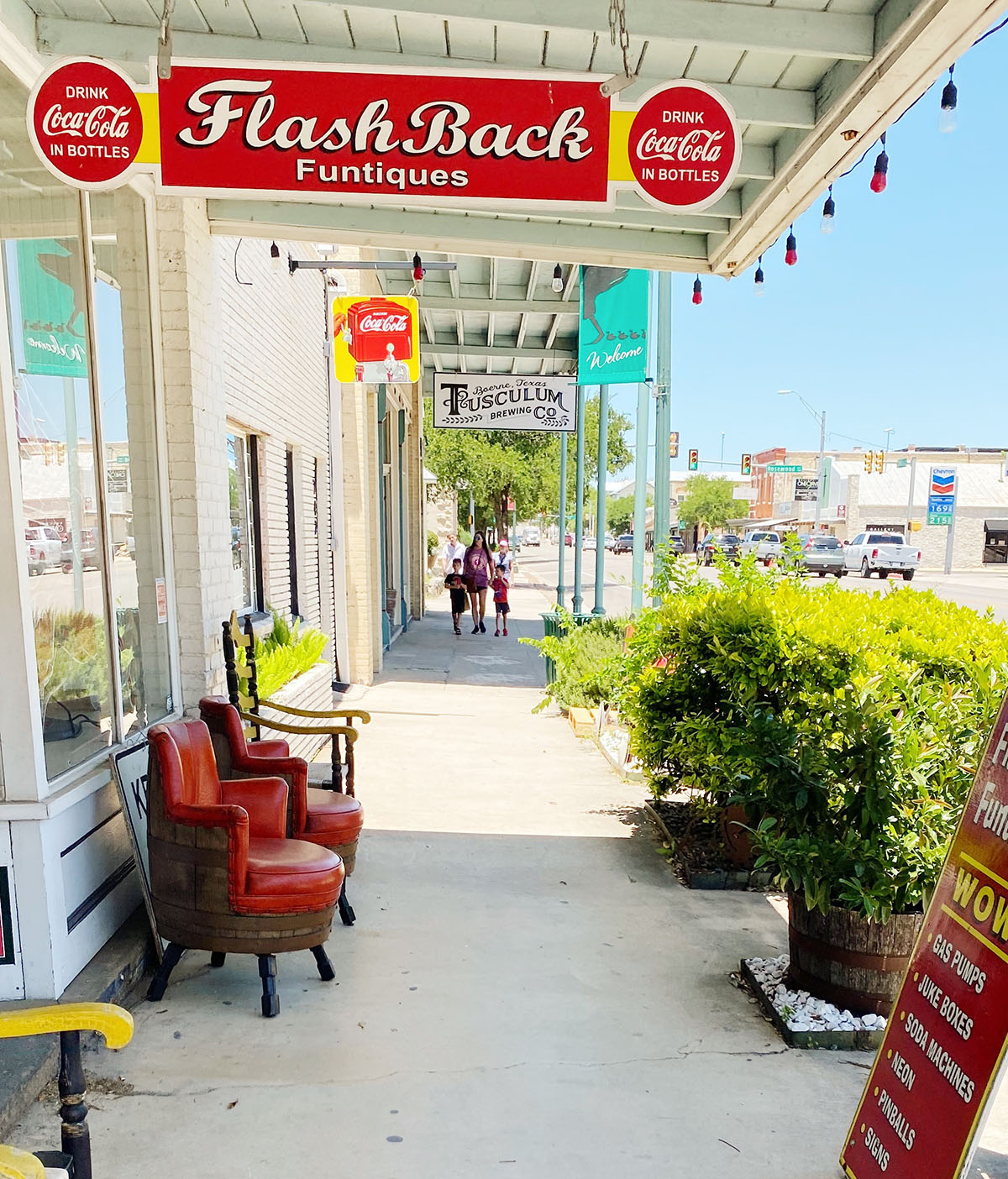 The sidewalk walking to Flashback Funtiques in Boerne