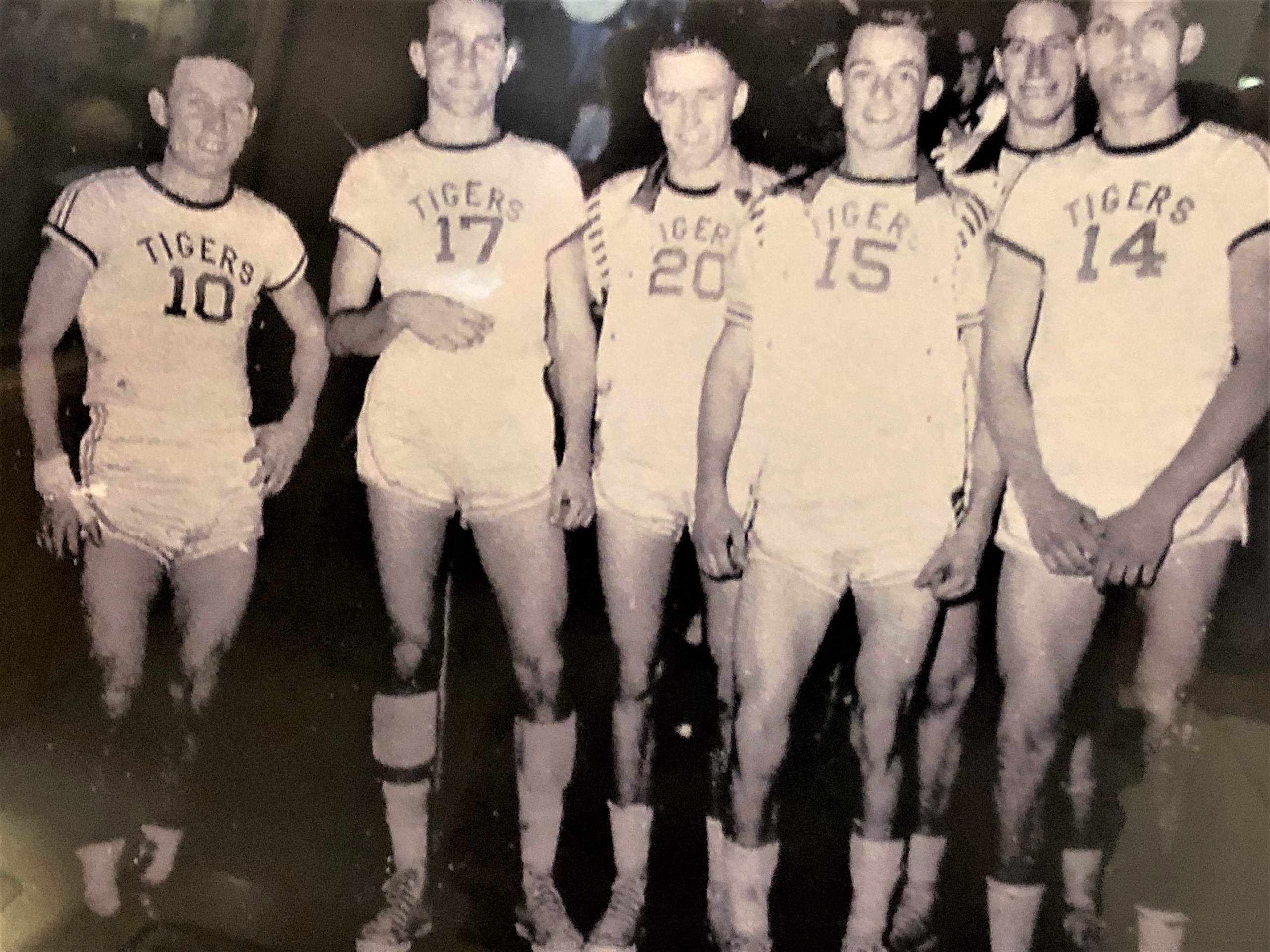 A black and white photo of a youth basketball team in which Don Meredith is wearing calf supports