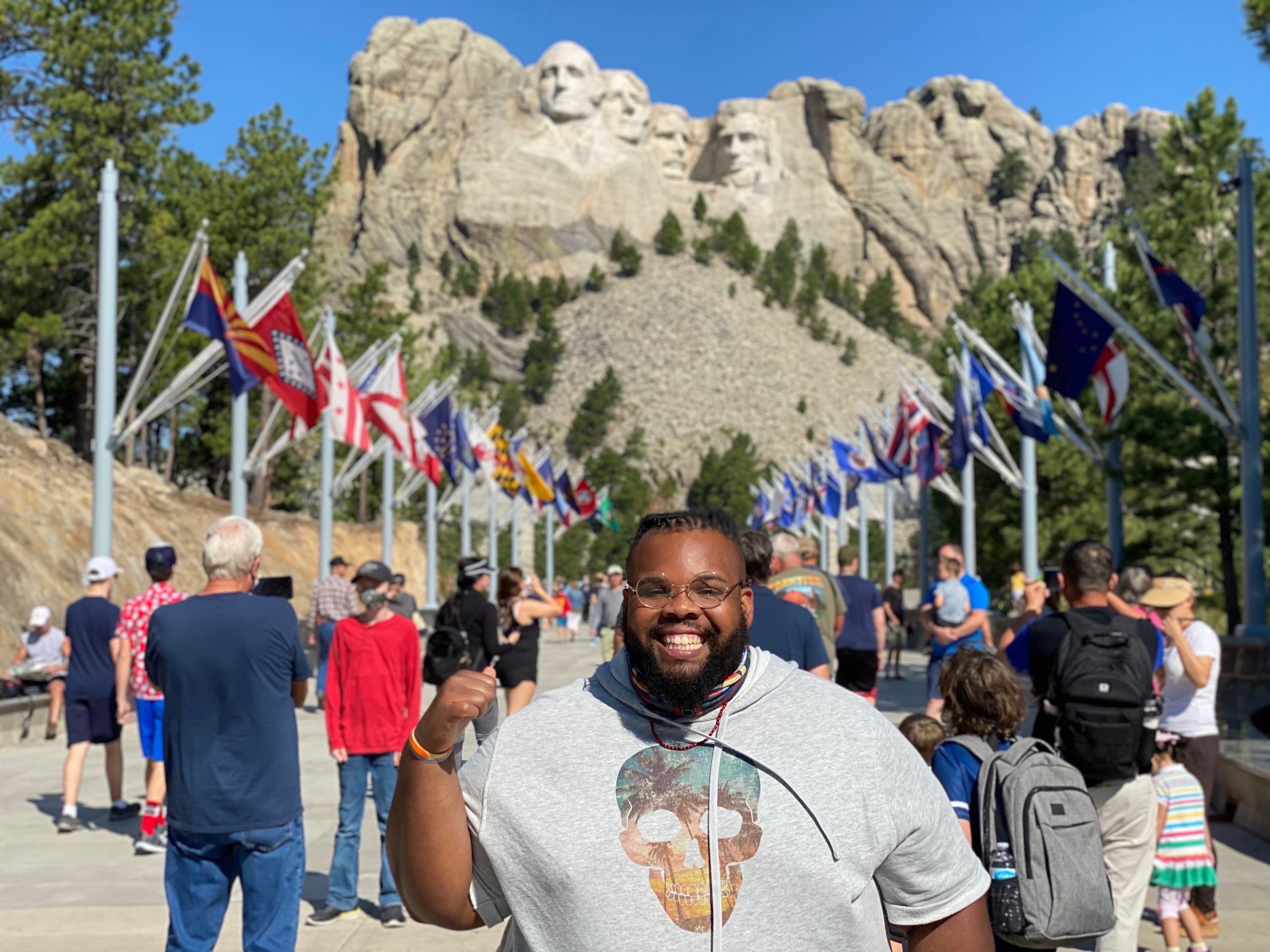 Plus-size travel influencer Jeff Jenkins in front of Mount Rushmore.