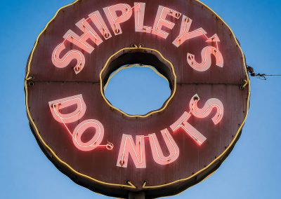The Bright Legacy of Vintage Neon Signs Across Texas