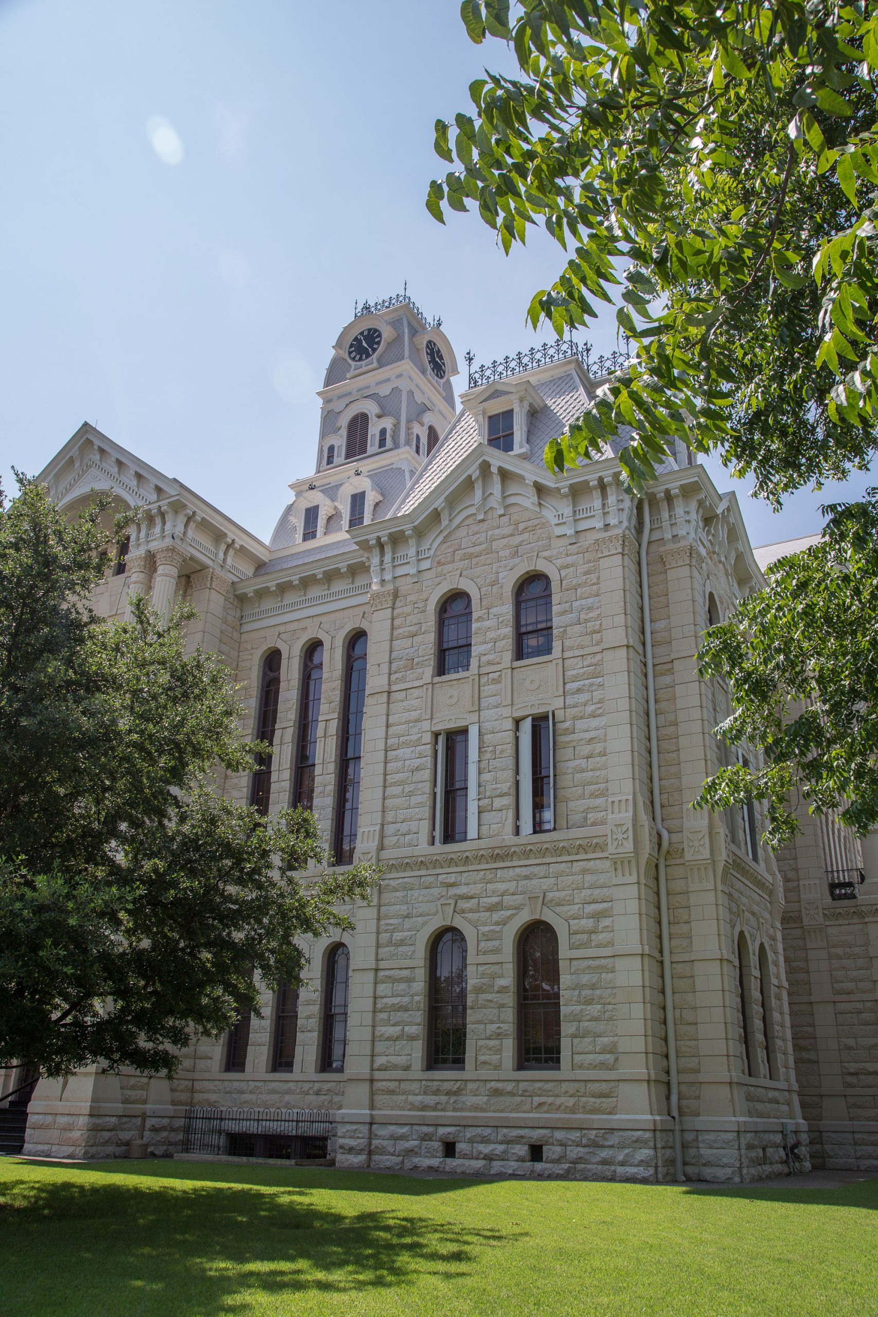 A white stone nd brick courthouse building